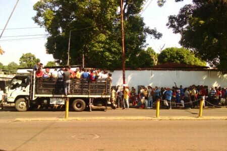 Indígenas del eje carretero sur tienen más de un mes sin transporte público