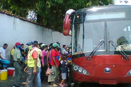 Indígenas exigen al gobernador que saque los buses que tiene parados en TransAmazonas