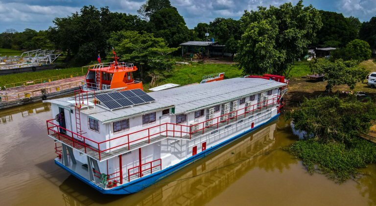 Lizeta Hernández pone en funcionamiento barco hospital en Delta Amacuro